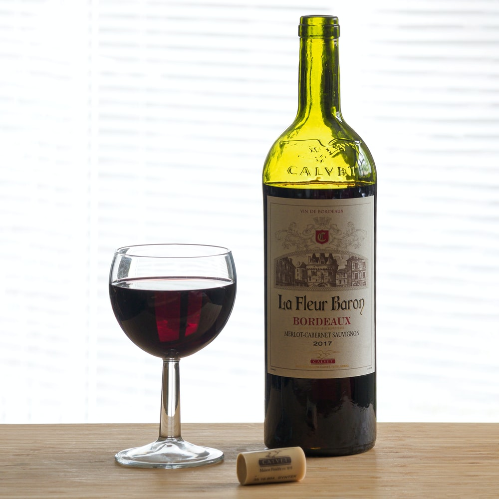  A glass filled with Bordeaux wine. 